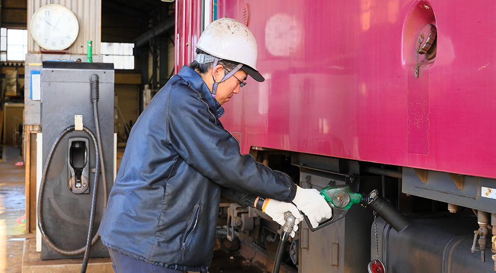 鉄道車両の保守作業職員