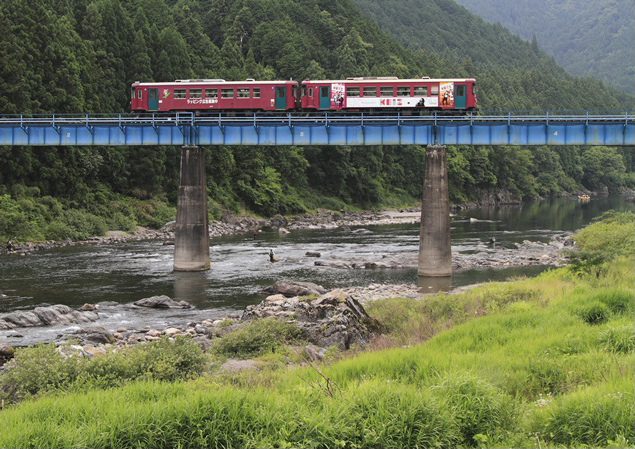 No.006　広告列車が走る