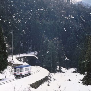 No.061　雪中を行く初詣号
