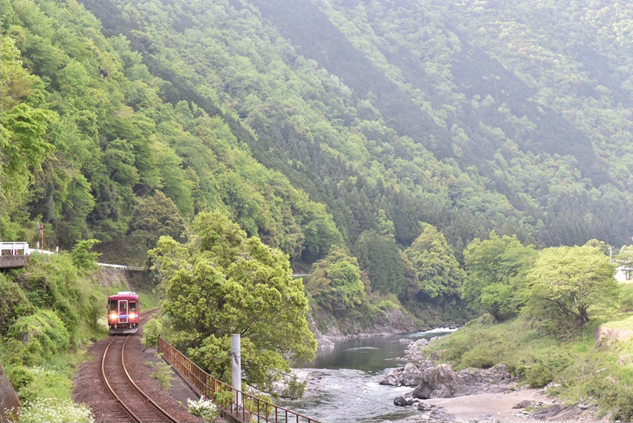 No.087　山間列車