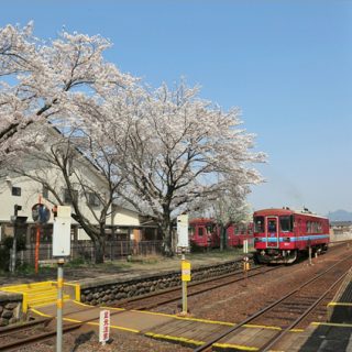 No.429　発車する列車と、見送る駅員さん