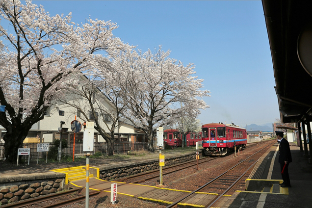 No.429　発車する列車と、見送る駅員さん