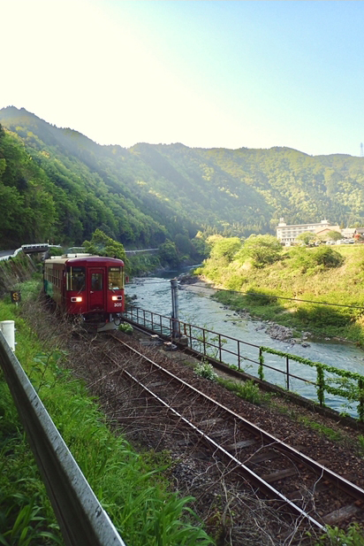 No.441　清流と赤い列車