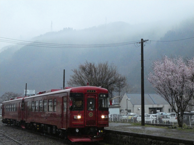 No.494　春の訪れと霧が見守る駅に着く