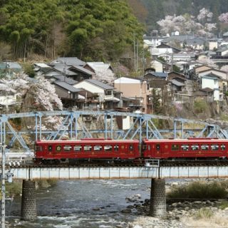 No.180　郡上の町並みをバックに走る