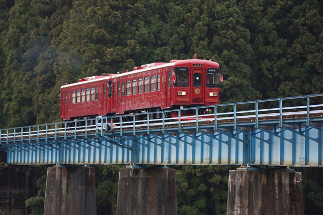 No.296　ながら山間の鉄橋を渡る