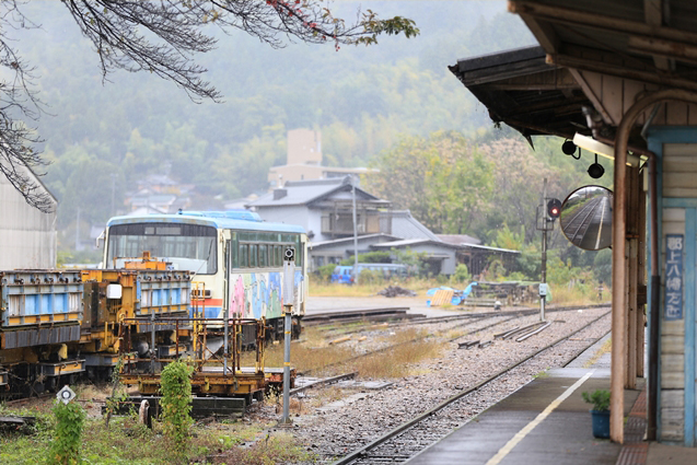 No.348　美濃市駅雨のプラットフォームの風景