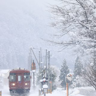 No.564　雪降る駅に進入