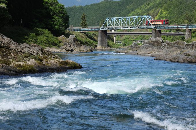 No.652　長良川河辺から鉄橋を渡るナガラ600形