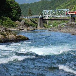 No.652　長良川河辺から鉄橋を渡るナガラ600形